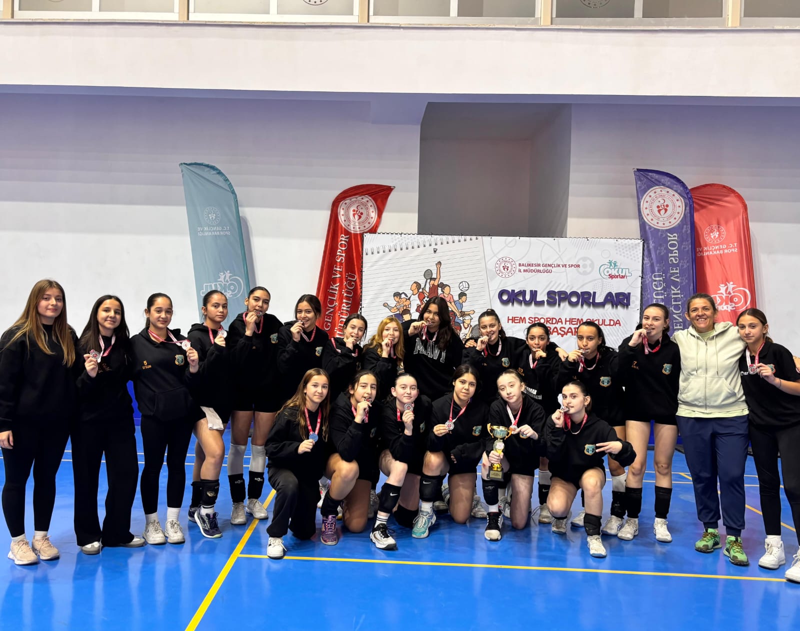 ŞEA Ortaokulu Yıldız Kız Voleybol Takımı Balıkesir İl İkincisi Oldu
